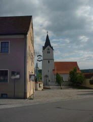 Dorfplatz mit St.-Nikolaus-Kirche